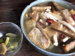 取出蒸好的豆腐干腊鱼，夹出姜片和青蒜段丢弃