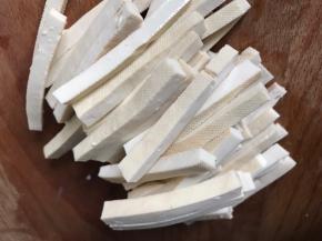 豆腐干洗净，切条