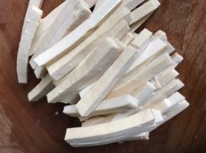 豆腐干洗净，切条