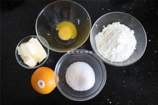 准备好食材，鸡蛋只要准备一个，分离出蛋黄，再倒一半大的蛋白进去就行，剩余的蛋白用来刷饼干条，黄油需要提前室温软化。