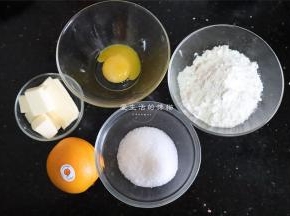 准备好食材，鸡蛋只要准备一个，分离出蛋黄，再倒一半大的蛋白进去就行，剩余的蛋白用来刷饼干条，黄油需要提前室温软化。