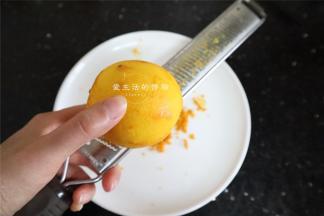 将橙皮用柠檬刀削出表皮，白色的部分切记不要，是带苦味的，很影响饼干的口感。