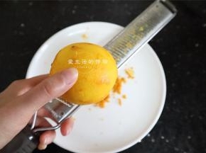 将橙皮用柠檬刀削出表皮，白色的部分切记不要，是带苦味的，很影响饼干的口感。