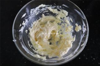 软化好的黄油加入细砂糖搅打成蓬松的状态，再加入蛋液搅打均匀。