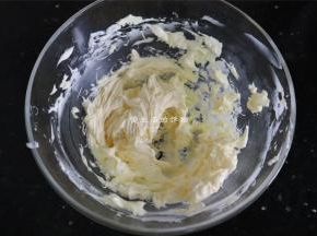 软化好的黄油加入细砂糖搅打成蓬松的状态，再加入蛋液搅打均匀。