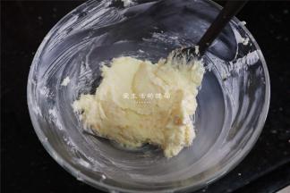 将橙皮屑倒入，用刮刀拌匀。