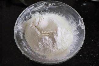 把低筋粉过筛进碗里，过筛的作用是为了让饼干更细腻。