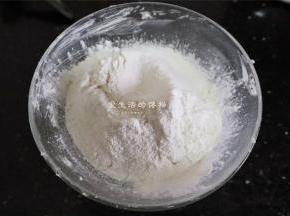 把低筋粉过筛进碗里，过筛的作用是为了让饼干更细腻。