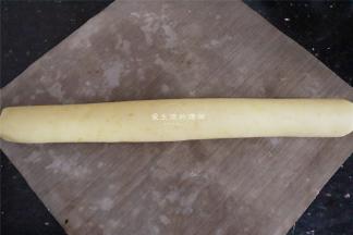 将面团搓成直径大约是2-3CM的圆柱形，放入冰箱冷冻1小时，