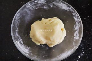 用刮刀拌匀成团即可。