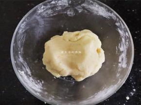 用刮刀拌匀成团即可。