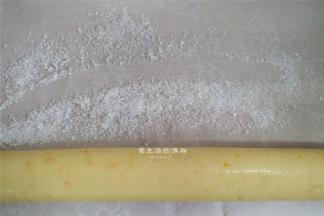 取出刷上一层蛋清。