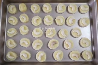 再切成厚度0.7cm厚度的片状，将腰果放在饼干的中间。