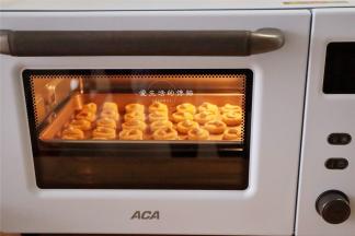 ACA烤箱提前170度预热，把饼干胚放入中层烤制15分钟即可。