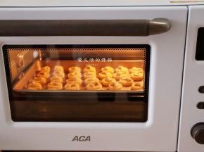 ACA烤箱提前170度预热，把饼干胚放入中层烤制15分钟即可。