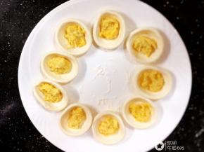 将榴莲肉放入蛋挞皮中