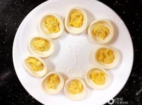 将榴莲肉放入蛋挞皮中
