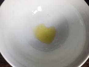 碗底滴少许香油