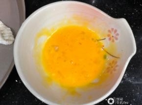 将蛋黄打散