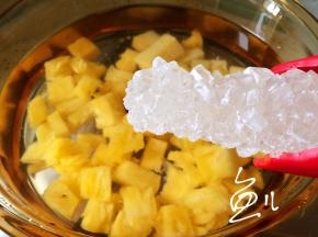 锅中添适量清水，放入菠萝块，放入冰糖