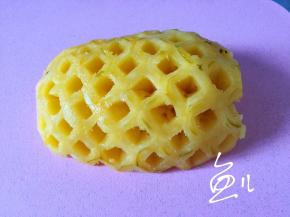 菠萝去皮洗净