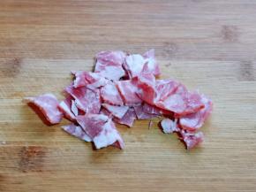 首先将培根切小块。