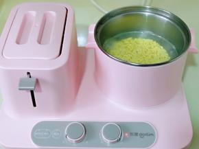 锅中加入水烧开，下方便面。