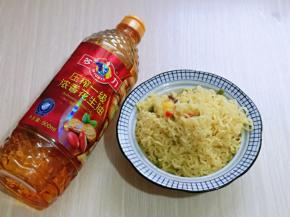 煮好的方便面倒入花生油拌均匀。