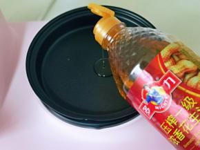 起锅，加入花生油。