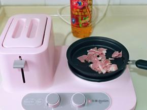 放入切好的培根煸炒。