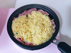 再加入煮好的方便面。