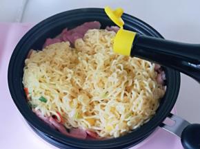 加入生抽，盐调味。