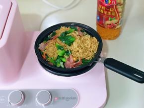 最后加入焯水的菜心，翻炒1分钟出锅。