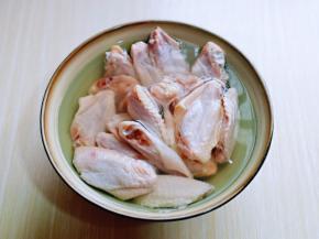 首先将鸡翅泡冷水，将血水泡出。