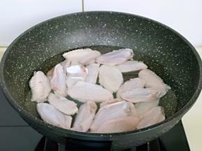 鸡翅焯水，冷水入锅，大火烧开煮2分钟，捞出用温水冲洗干净，淋干水分备用。