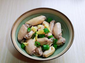 鸡翅放入器具中，加入切好的葱姜。