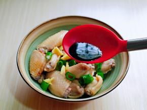 加入生抽，抓拌均匀。(蚝油也可以)