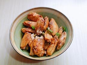 戴上食品手套，抓拌均匀。