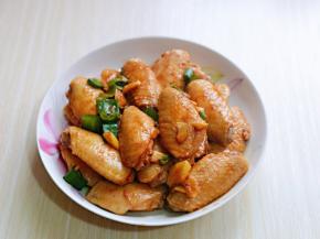 放入盘中。(盘子比较浅这样鸡翅会均匀的吸收酱汁。)