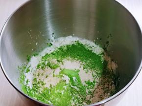 波兰种:150g面粉，加入150g，1g酵母粉搅拌均匀，放入冰箱冷藏室发酵一夜，首先将牛奶倒入厨师机桶中，再加入玉米油，奶粉，草鸡蛋，盐和糖对角放，加入高筋面粉，再加入酵母粉，最后加入“发酵好的波兰种”面团。