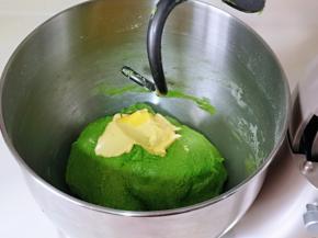 10分钟后加入室温软化的黄油，再次启动厨师机2档，揉20分钟。