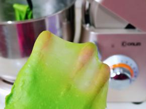 揉到不容易破的手套膜，可以进行发酵。