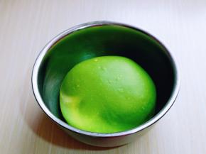 取出面团，揉圆，进行发酵。