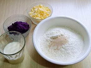 准备食材，紫薯隔水蒸熟，压成紫薯泥即可，酵母粉加入面粉中。