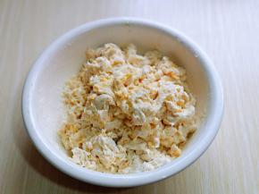 用筷子搅拌成絮状。