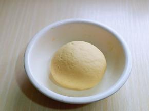 再揉成光滑的面团，入发酵箱中发酵！(烤箱有发酵功能也可以，室温发酵也可以！但是要保持面团的湿度)