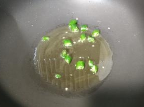 不粘锅里热油，放入线椒粒煸香