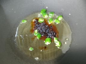 放入2勺子老干妈