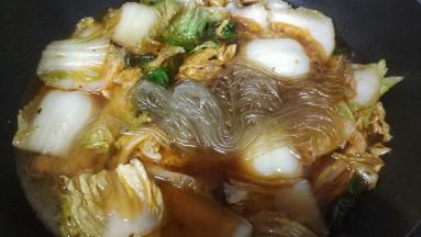 转小火，放入浸泡好的红薯粉条煮7分钟