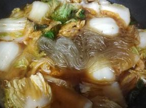 转小火，放入浸泡好的红薯粉条煮7分钟